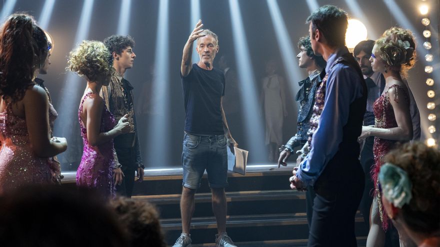 Miguel del Arco, dramaturgo y director de 'Las noches de Tefía', durante el rodaje de la serie