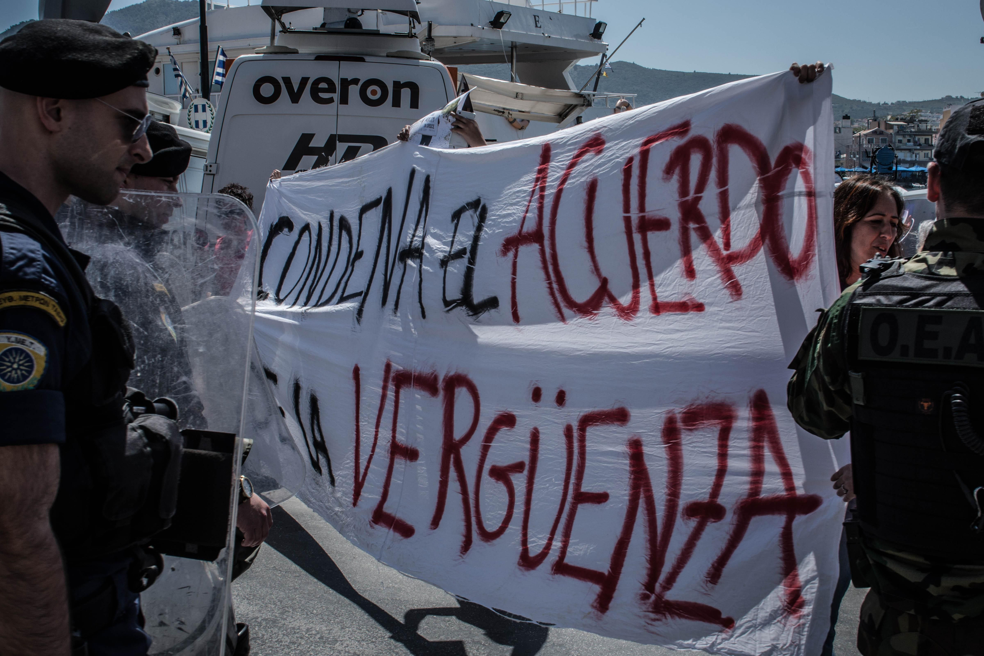 Protesta en el puerto de Mytilini, en la isla de Lesbos en la visita del Papa Francisco