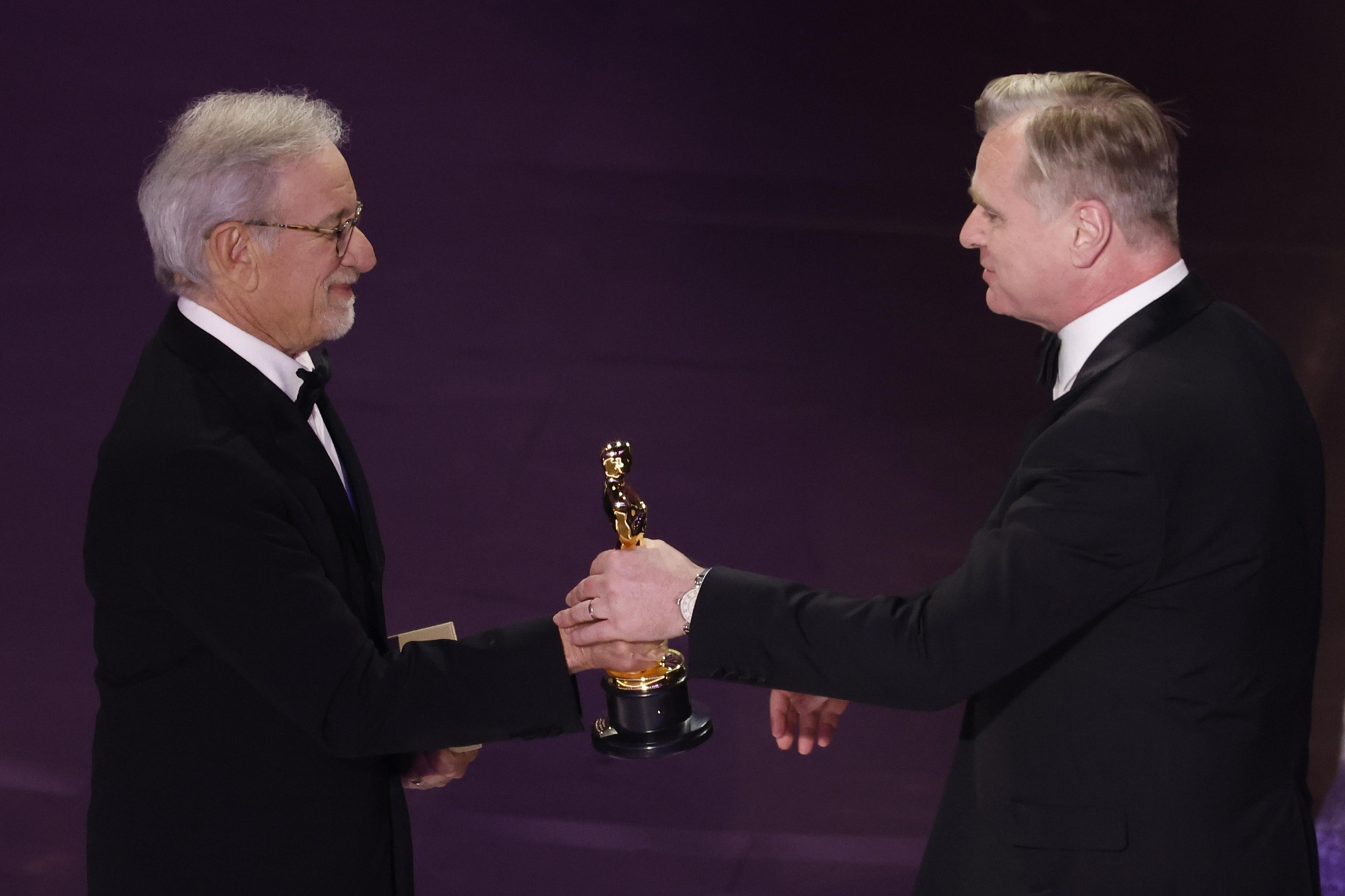 Christopher Nolan recibe el Oscar a Mejor dirección de manos de Steven Spielberg