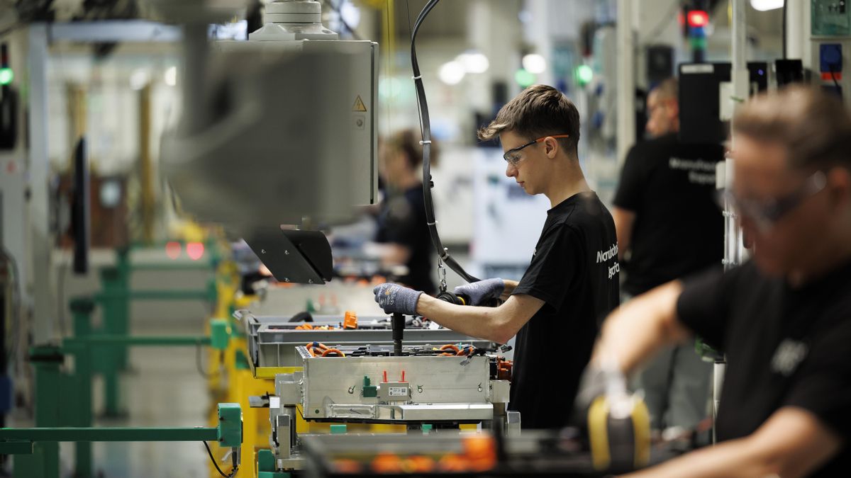 Operarios en la línea de montaje del taller de baterías.