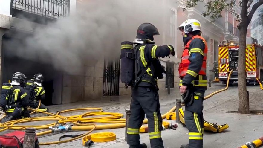 Aparatosa nube de humo en el centro histórico de Madrid por el incendio registrado en un garaje