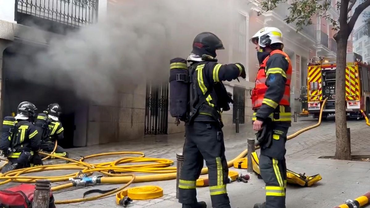 Aparatosa nube de humo en el centro histórico de Madrid por el incendio registrado en un garaje