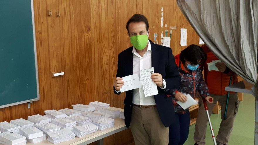 Becerra anima a acudir a votar porque es "seguro" y destaca la colaboración ciudadana