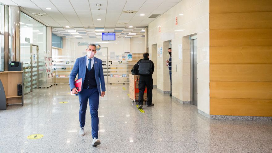 Pablo Zuloaga entrando a la sala de prensa del Gobierno.