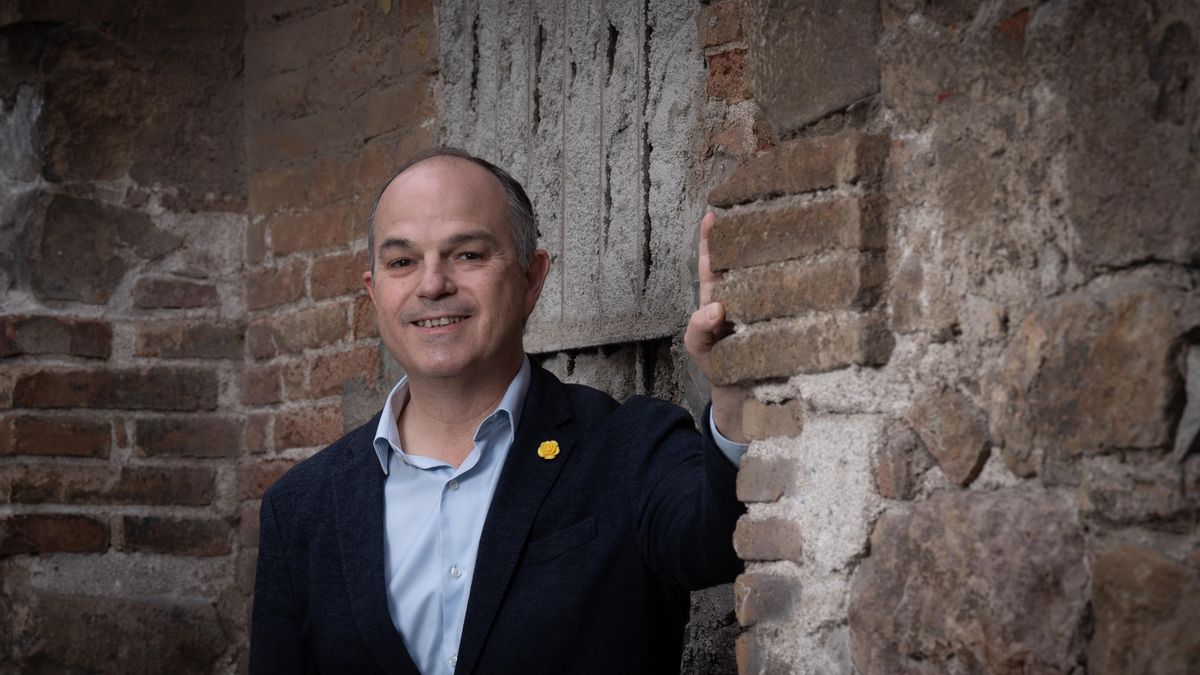 Archivo - El secretario general de Junts, Jordi Turull, posa tras una entrevista para Europa Press, en la sede de Junts, a 16 de abril de 2025, en Barcelona, Cataluña (España). Jordi Turull es un político español, miembro de Junts, diputado entre 2004 y 2
