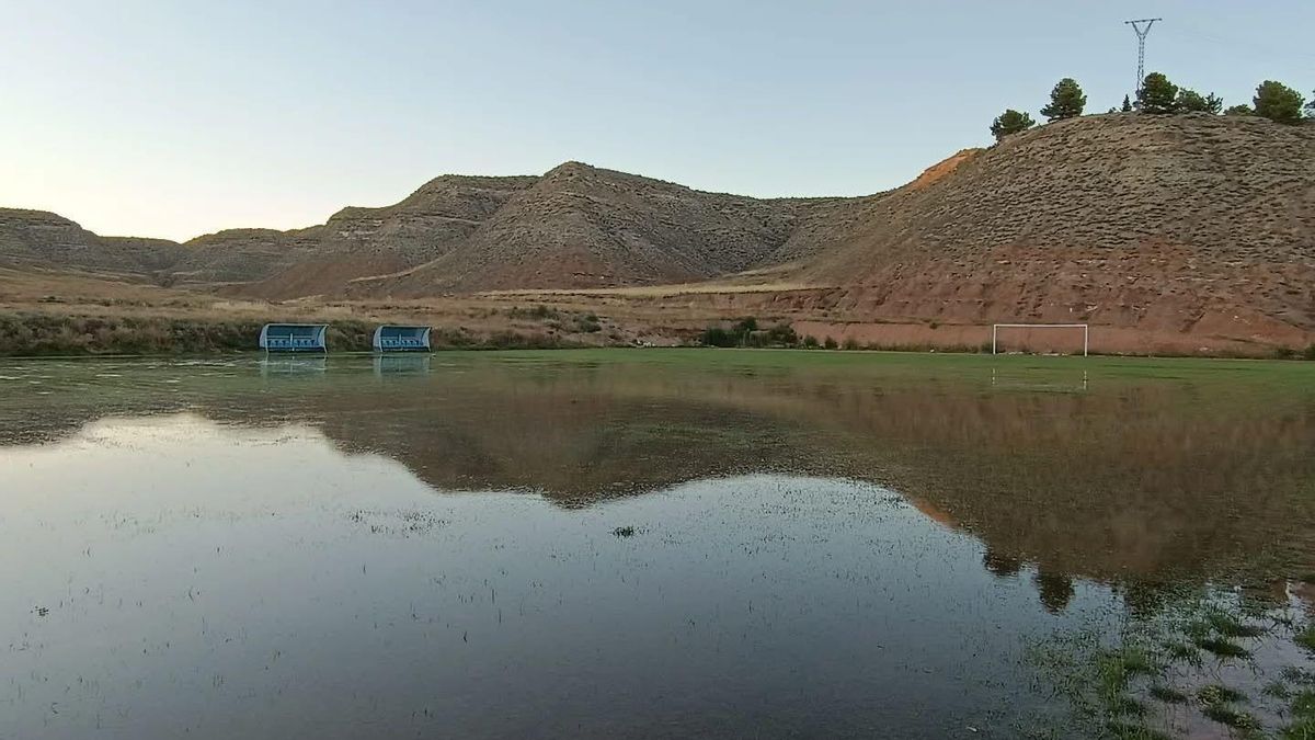Imagen del estado del campo de fútbol de Terrer debido al sistema de riego a manta.