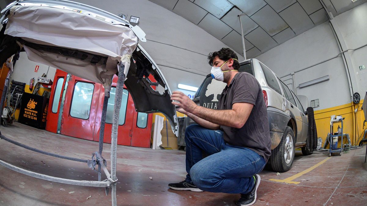 Un empleado trabaja en un taller mecánico. EFE/Fernando Villar/Archivo