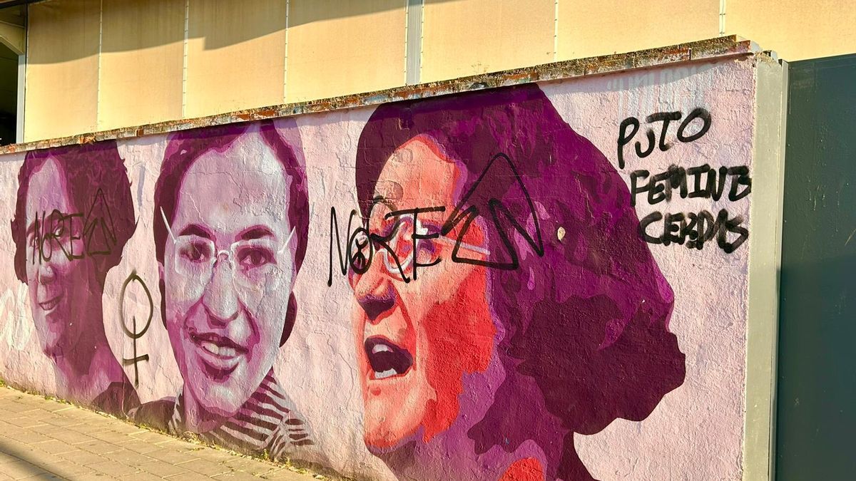 Han pasado más de cinco meses y el mural sigue cubierto de pintadas