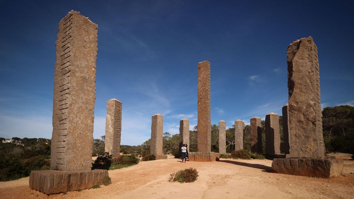 Columnas que tapan el mar: el capricho ‘new age’ del milmillonario que llenó de cemento una cala virgen de Ibiza