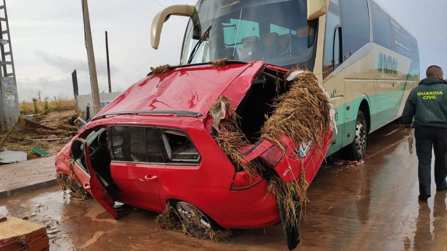 Los viajeros de un autobús atrapado en la riada de Cobisa (Toledo), evacuados por la Guardia Civil