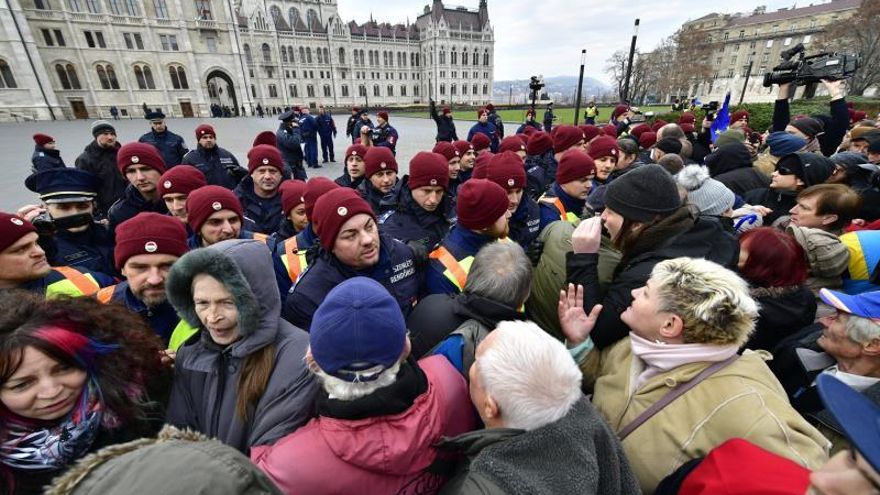 Budapest no descarta revisar la polémica ley laboral que desató protestas