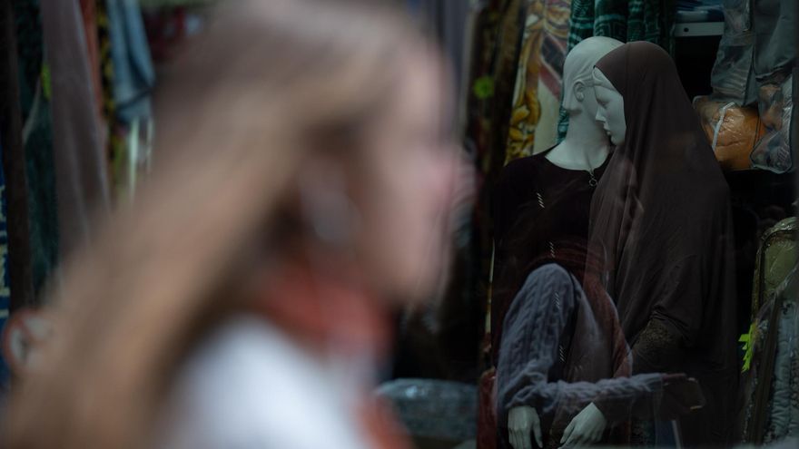 Un burka en una tienda en marzo de 2025 en Barcelona.