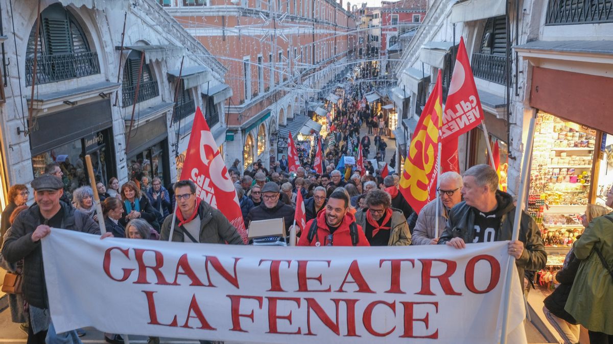 Protesta de los músicos y coristas de La Fenice contra Beatrize Venezi
