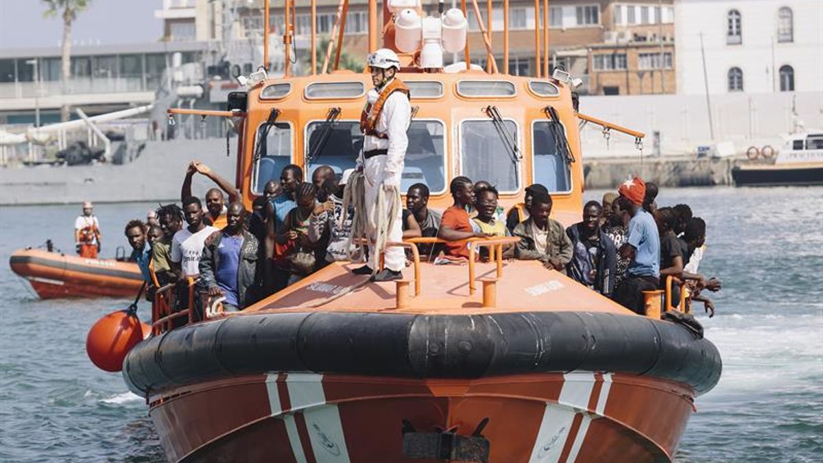 Llega una patera con 52 personas a bordo al puerto de Málaga