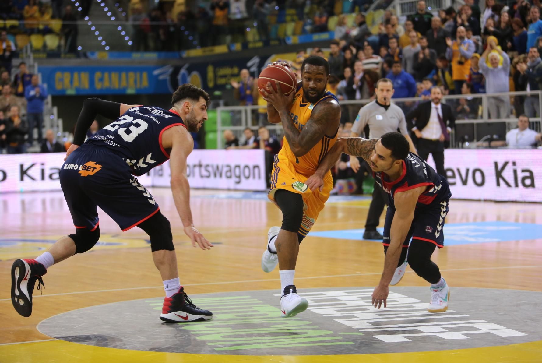 Imágenes del encuentro entre el Herbalife Gran Canaria y el Saski Baskonia. Alejandro Ramos.