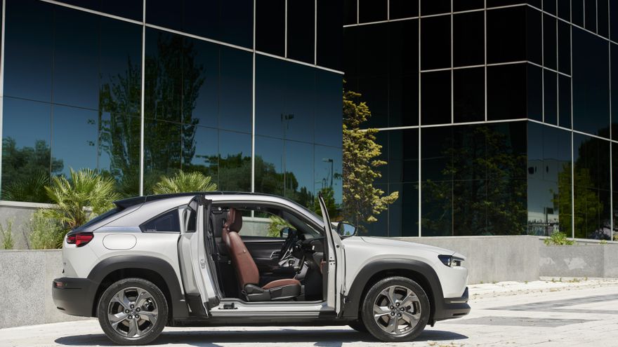 Las puertas traseras de apertura invertida del Mazda MX-30