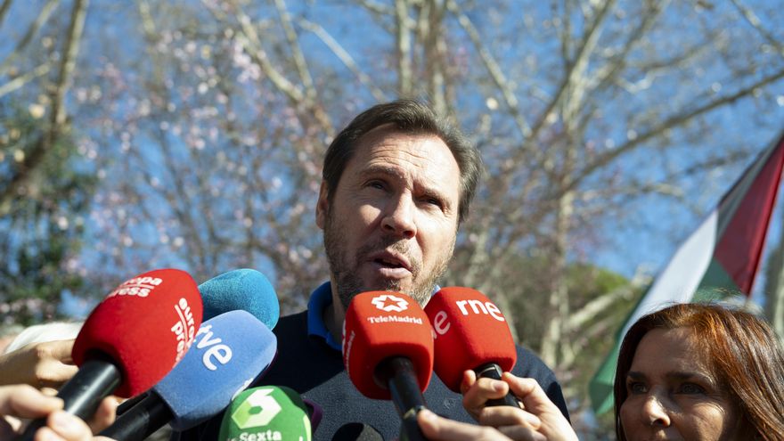 El ministro de Transportes, Óscar Puente, hace declaraciones durante la manifestación a favor de Palestina con el lema 'No a la impunidad. Fin a la masacre', que ha partido desde la plaza de Atocha hasta la Puerta del Sol, este sábado en Madrid. EFE/ Fernando Villar