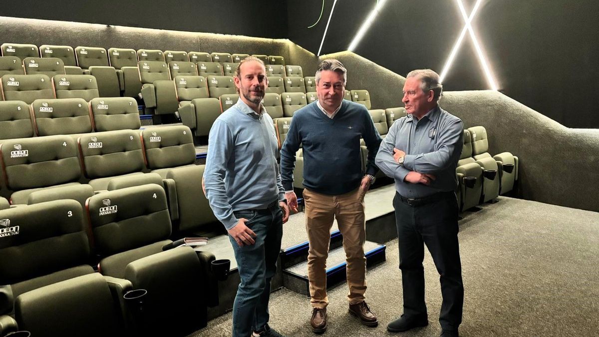 De izquierda a derecha, el arquitecto, el director de Operaciones de Odeón y el propietario del local e impulsor del proyecto