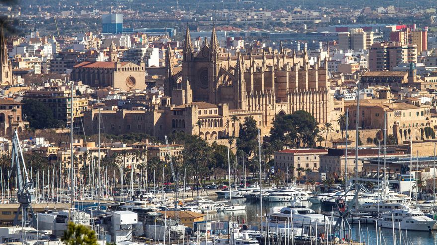 En la imagen, La catedral y el puerto deportivo de Palma de Mallorca. EFE/CATI CLADERA/Archivo