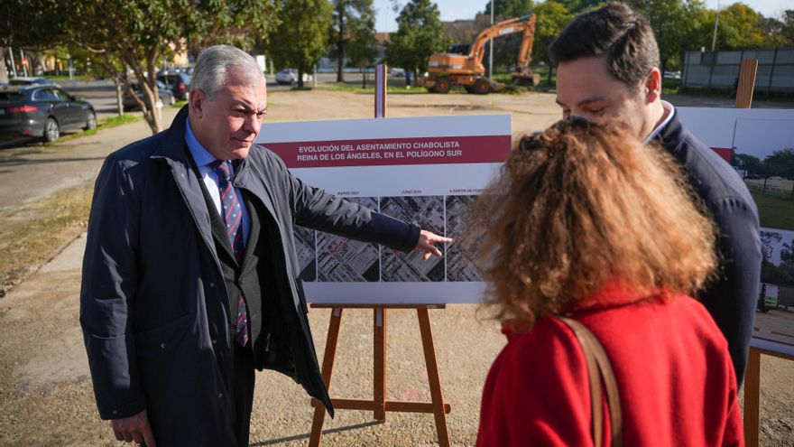 El alcalde de Sevilla, José Luis Sanz, en la zona de Reina de los Ángeles del Polígono Sur.