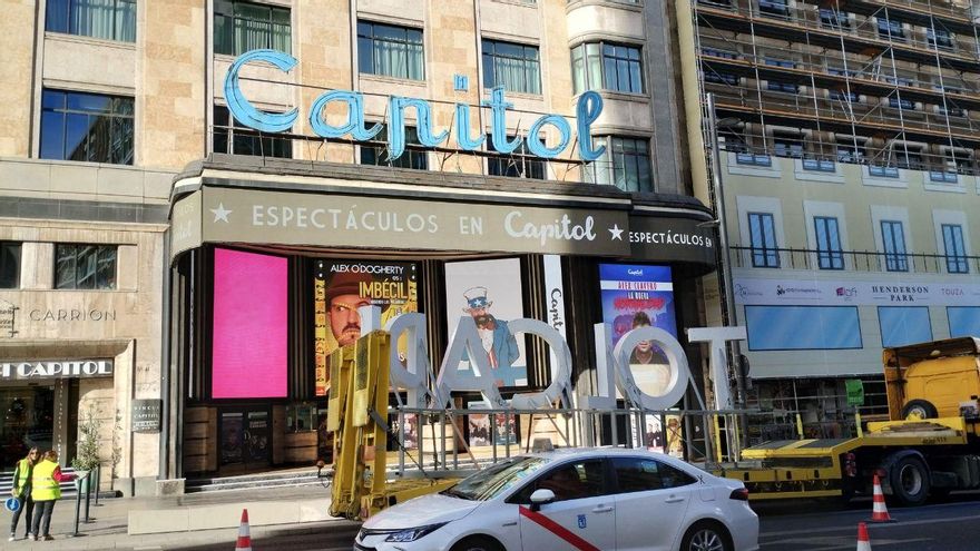 El nuevo letrero de Capitol, momentos antes de su colocación sobre el Edificio Carrión.