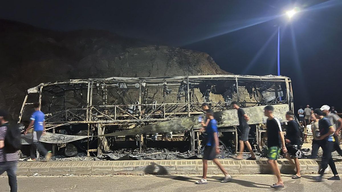 Imagen de un autobús incendiado a unos cientos de metros del paso fronterizo en Castillejo, cuyas causas se desconocen, y que no ha dejado víctimas.