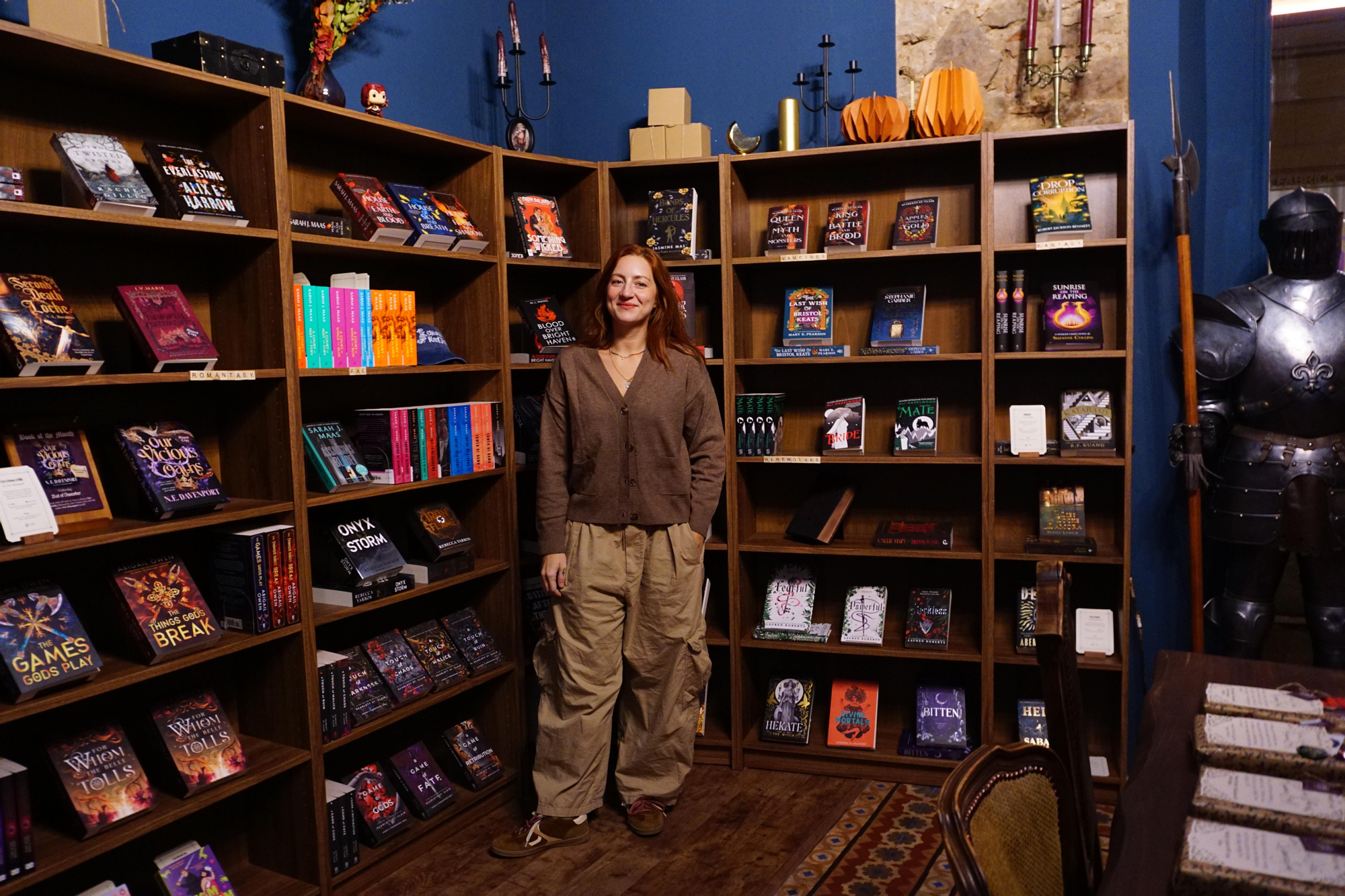 Micaela, propietaria de la librería A Romance Court de Barcelona, dedicada al género romantasy