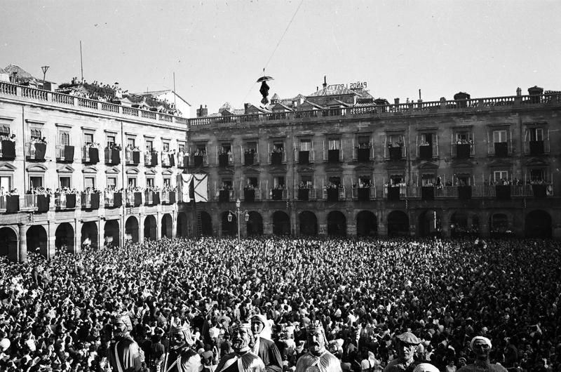 Descenso de Celedón en 1958 en una abarrotada plaza de España