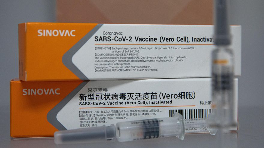La vacuna COVID-19 de Sinovac CoronaVac se exhibe en la sede de la compañía en Pekín, China. La empresa china Sinovac Biotech está desarrollando la vacuna candidata COVID-19 llamada CoronaVac. EFE/EPA/ROMAN PILIPEY/Archivo