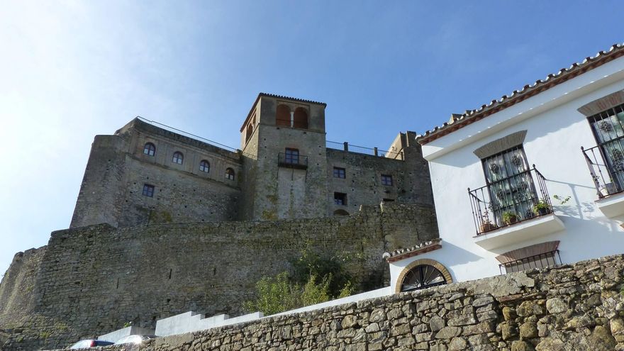 El precioso pueblo que está dentro de un castillo medieval y es perfecto para visitar en primavera