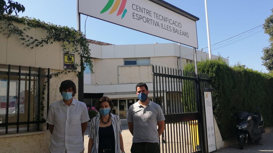 La consellera de Asuntos Sociales y Deportes, Fina Santiago, en el centro.