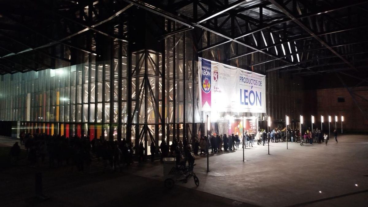 Cola para entrar a la Feria de los Productos de León en el Palacio de Exposiciones este domingo.
