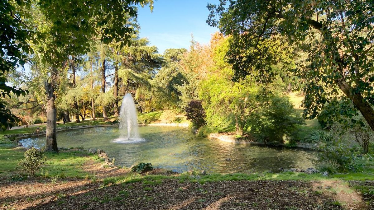 stanque con surtidor y ría del Parque del Oeste