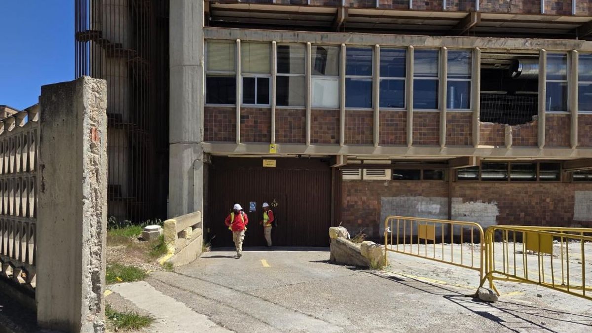 Obreros este miércoles en el edificio de Correos de Zaragoza.