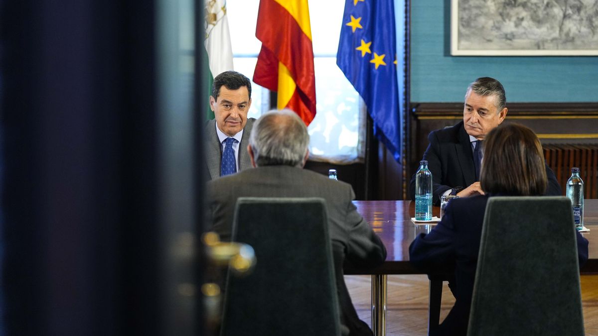 El presiente Juan Manuel Moreno y el consejero de Presidencia, Antonio Sanz, reunidos en San Telmo con la directiva del Colegio de Médicos de Andalucía, este viernes.