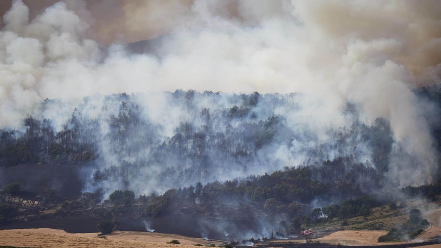 El viento y los focos en zonas de difícil acceso dificultan la extinción del incendio de Ezcabarte