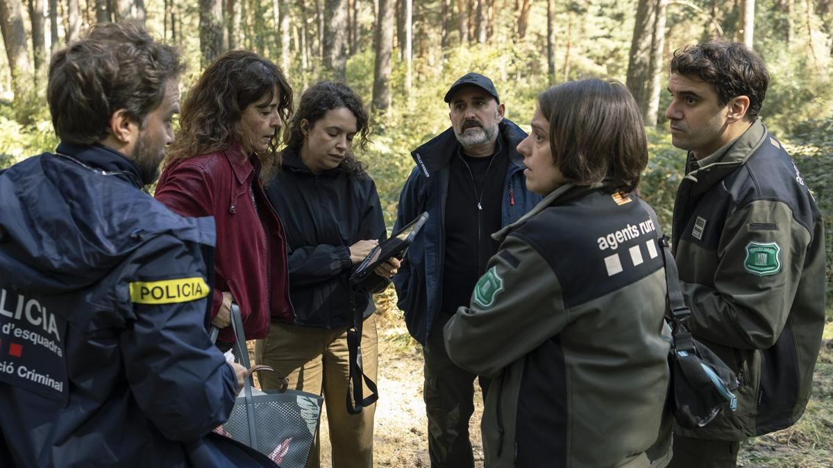 Parte del elenco de 'Matar a un oso' con los creadores de la serie, los hermanos Sánchez-Cabezudo