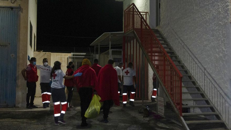 Trasladan a Motril (Granada) a tres inmigrantes refugiados en Alborán