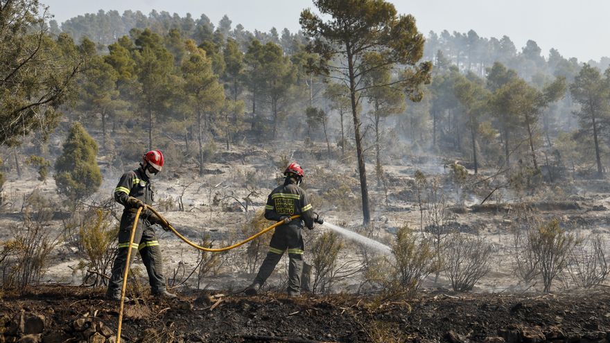 Labores de extinción del fuego en el incendio en la inmediaciones de la sierra del Espadán (Castellón).