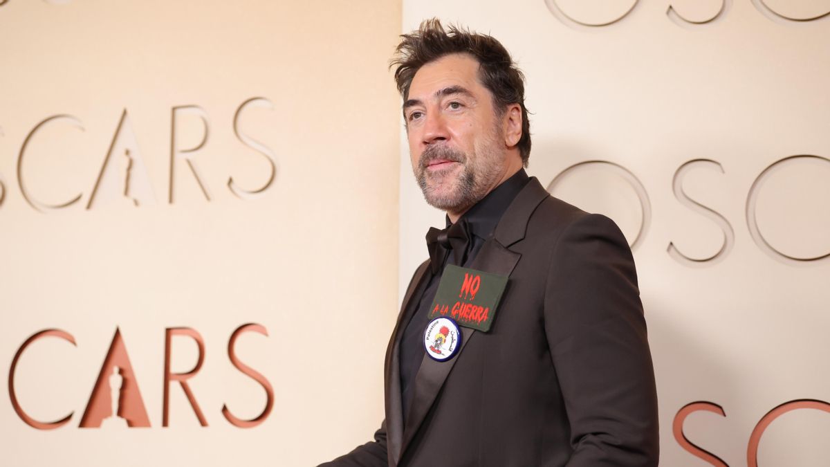 Javier Bardem aparece con la mítica insignia del 'No a la guerra' en la alfombra roja de los Oscar