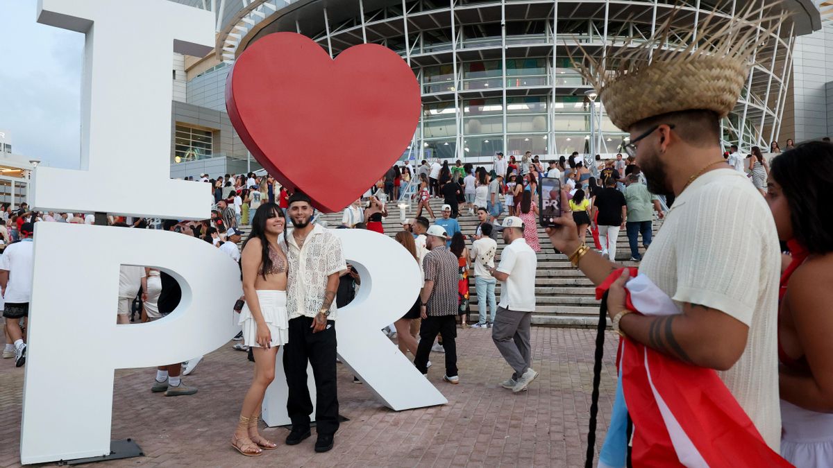 Fans de Bad Bunny se reúnen a las puertas del Coliseo, en Puerto Rico