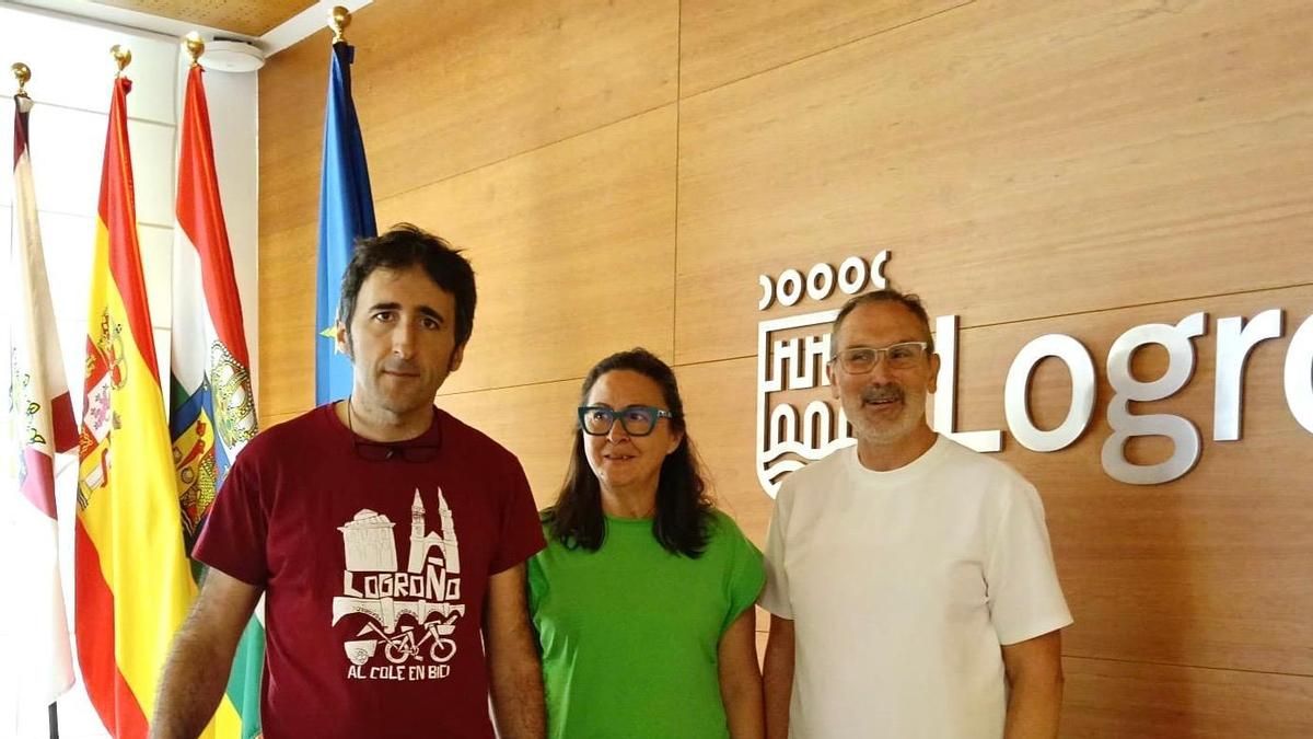 Los concejales Álvaro Foncea, del PSOE; Amaia Castro, de Podemos; y Rubén Antoñanzas, del Partido Riojano