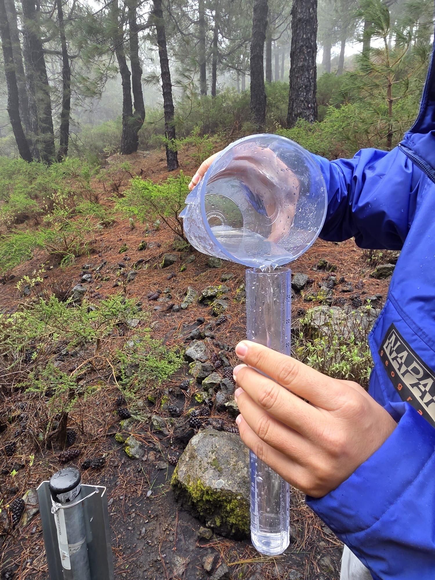 Uno de los pluviómetros colocados en el entorno del volcán Tajogaite con el agua de la lluvia caída durante la borrasca Therese.