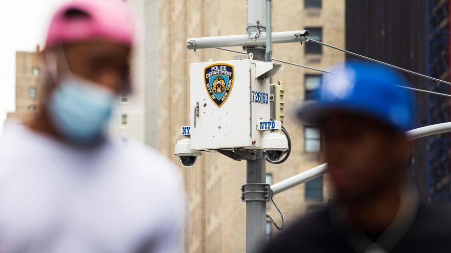 Amnistía Internacional (AI) denunció este jueves que la Policía de la ciudad de Nueva York tiene a su disposición más de 15.000 cámaras de vigilancia con las que puede hacer seguimiento de los ciudadanos a través de un programa de reconocimiento facial y ha pedido a las autoridades que prohíban esta práctica.