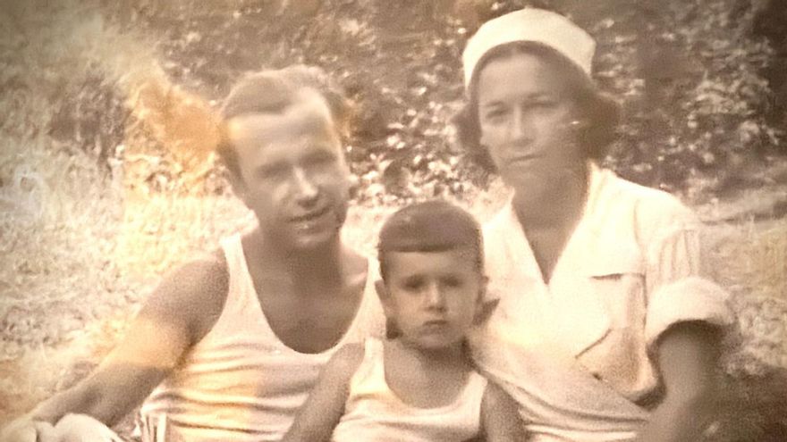 Miguel, en el centro, junto a sus padres: Honorina Fernández y Vicente Bas, en Rusia,1960.