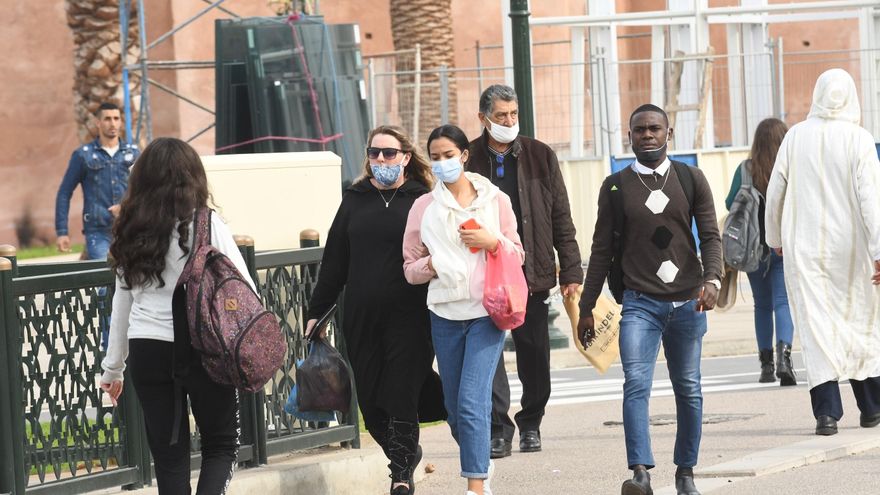 Ciudadanos en Rabat, capital de Marruecos, durante la pandemia de coronavirus.