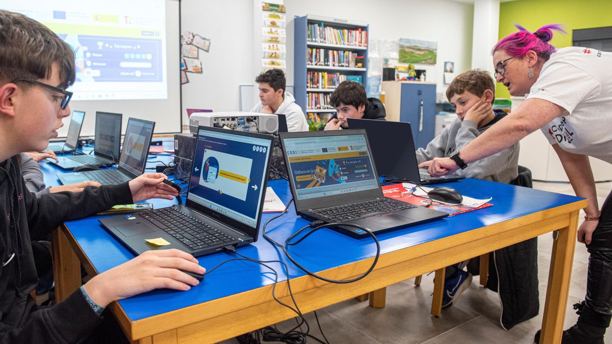 Alumnos y voluntaria durante una sesión de Campamento Digital