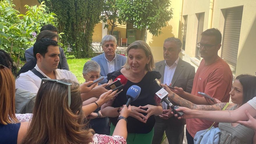 La vicepresidenta de la Junta y consejera de Familia e Igualdad de Oportunidades, Isabel Blanco, durante su visita al centro social 'Las Cinco Llagas' de Cáritas Diocesana en Astorga (León).