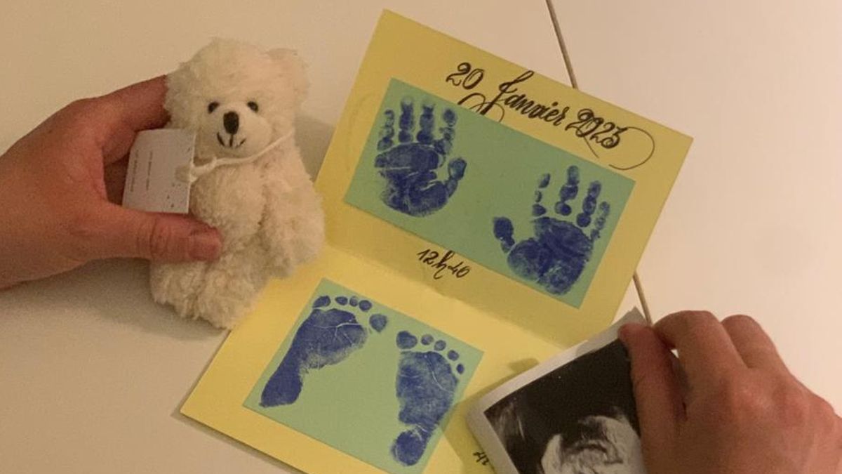 Ana, con la cartulina de la huella del bebé que le dieron Bruselas