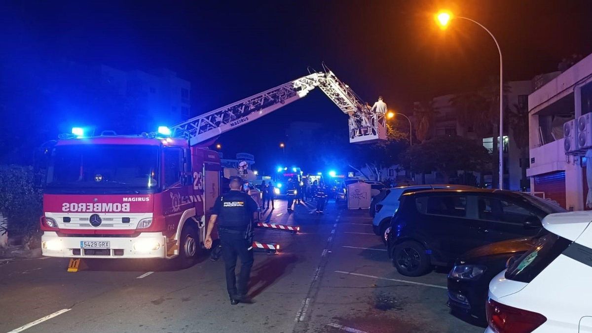 Desalojadas más de 20 personas, cuatro de ellas heridas, en el incendio de un edificio en Tenerife